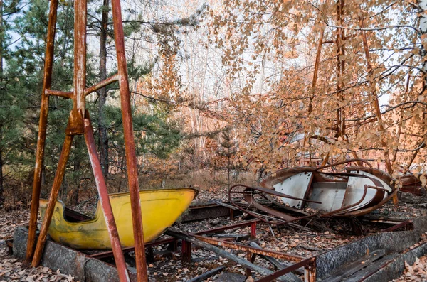 Лодка в заброшенном парке развлечений в Чернобыле — стоковое фото