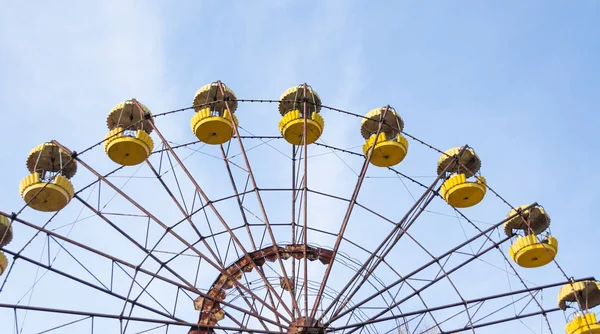 Cabines velho carrossel roda em um parque de diversões abandonado em Chernobyl — Fotografia de Stock