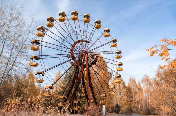 Roda de carrossel velho em um parque de diversões abandonado em Chernobyl — Fotografia de Stock