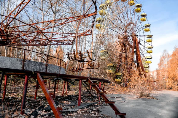 Çernobil 'de terk edilmiş bir lunaparkta atlıkarınca tekerleği. — Stok fotoğraf