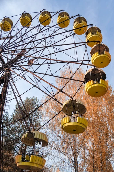 Fragmento velho carrossel roda em um parque de diversões abandonado em Chernobyl — Fotografia de Stock