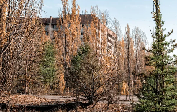 Huizen in de straat van de verlaten stad Tsjernobyl — Stockfoto