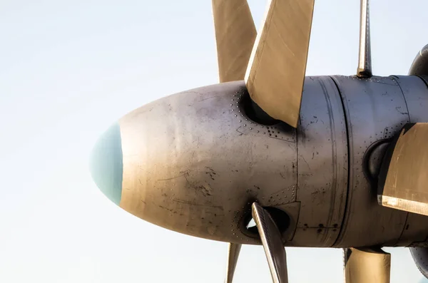 Pales d'hélice d'un avion vintage sur fond bleu — Photo