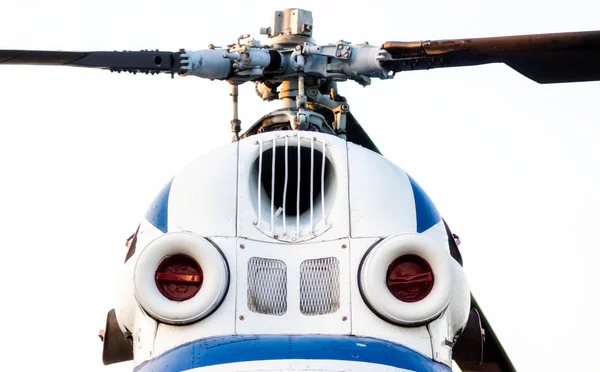 Cockpit de um velho helicóptero branco com pás de hélice — Fotografia de Stock