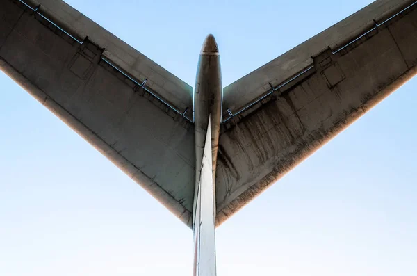 Asas de um grande avião sobre um fundo azul — Fotografia de Stock