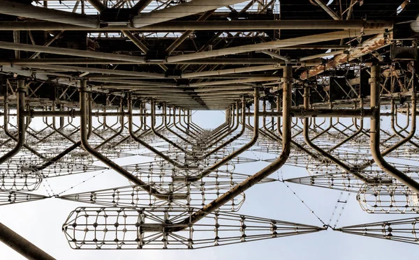 Stará tajná armádní sovětská stavební anténa na obloze pozadí v Černobylu — Stock fotografie