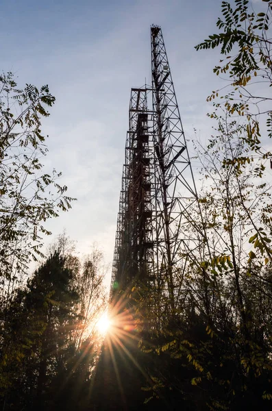 Радар секретной армии в лесу в Чернобыле — стоковое фото