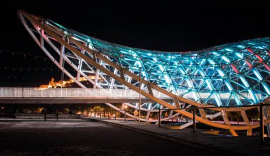 Gürcistan 'da geceleri neon ışıklı modern köprü