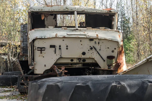 Verlaten kapotte apparatuur in het Tsjernobyl-bos — Stockfoto