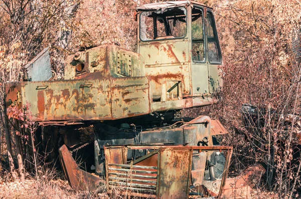 Csernobili erdőben elhagyott, törött felszerelés — Stock Fotó