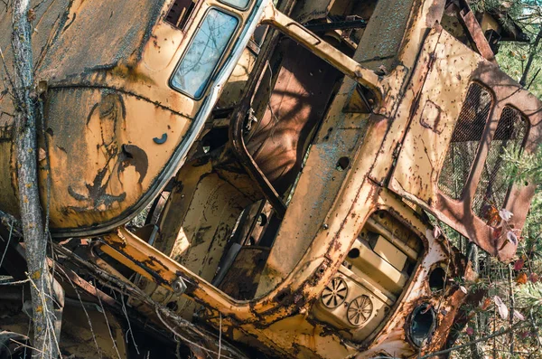Opuszczony zepsuty sprzęt w lesie w Czarnobylu — Zdjęcie stockowe