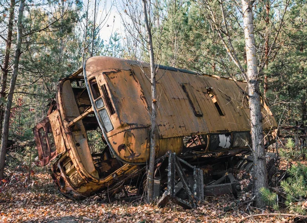 Verlaten kapotte apparatuur in het Tsjernobyl-bos — Stockfoto