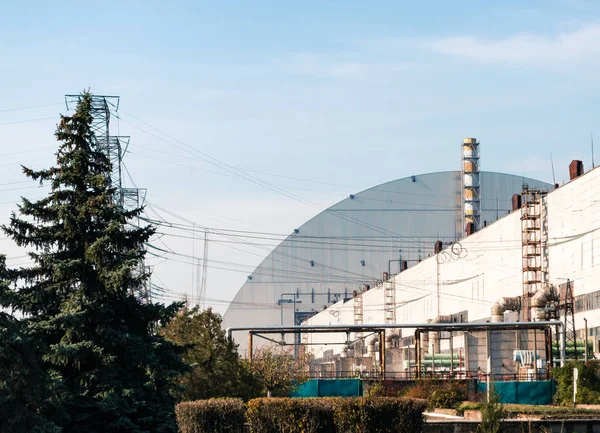 Moderna planta de energía nuclear cúpula edificio en Chernobyl Ucrania — Foto de Stock