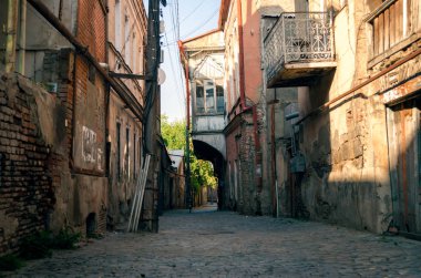 Georgia 'da balkonlu eski şehir caddesi evleri