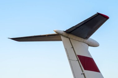 Sovyet uçağının kuyruğunun bir kısmı izole edilmiş.