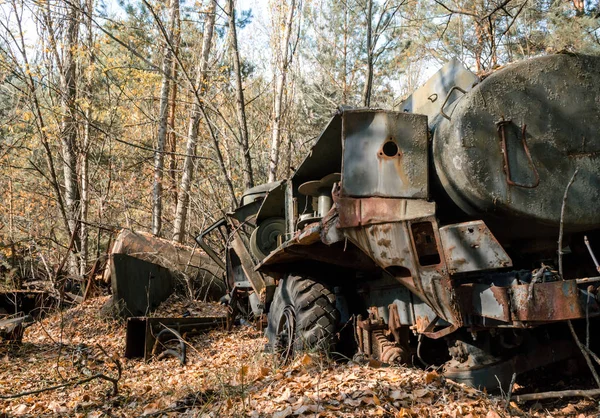 Discarica di apparecchiature radioattive contaminate nella foresta di Chernobyl — Foto Stock