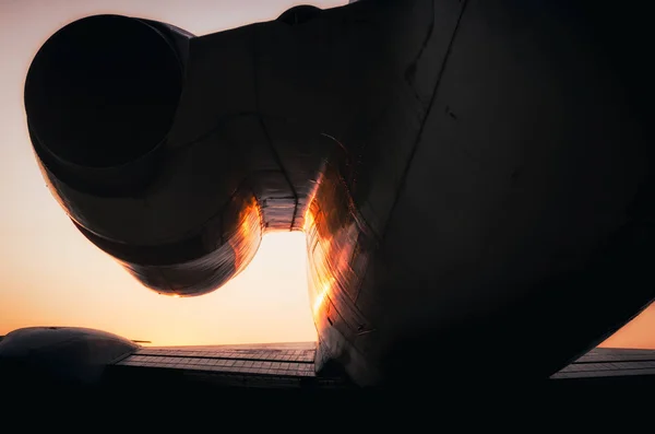 Turbina fragmento silhueta e asa de um avião grande — Fotografia de Stock
