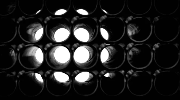 Fundo escuro abstrato de tubos redondos — Fotografia de Stock