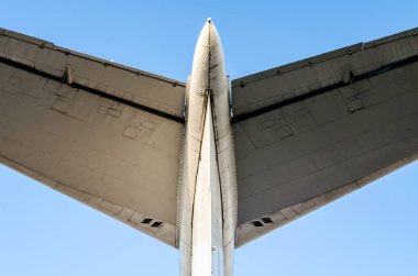 Mavi gökyüzünün arka planında bir uçak kanadı parçası