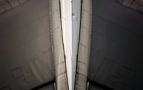 Fragmento técnico de fundo da aviação de uma asa de avião — Fotografia de Stock