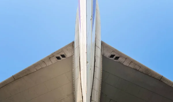 Fragmento de asas de avião em um contexto de céu azul — Fotografia de Stock
