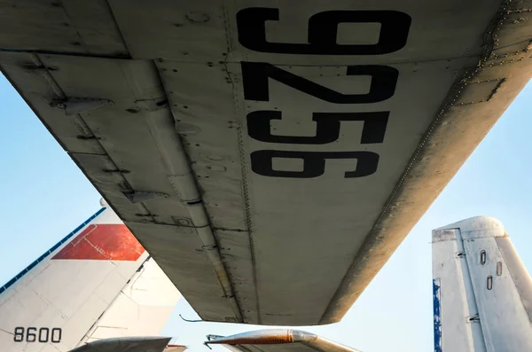 Asa com número de cauda no fundo dos aviões e céu azul — Fotografia de Stock