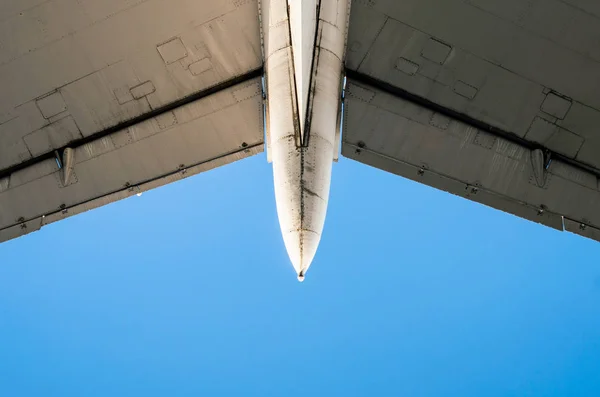 Fragmento de asas de avião em um contexto de céu azul — Fotografia de Stock