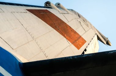 Mavi gökyüzüne karşı büyük bir Sovyet uçağının kanatları.