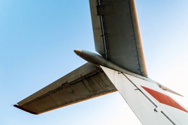 Mavi gökyüzüne karşı büyük bir Sovyet uçağının kanatları.