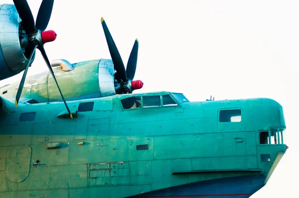 Cabine de pilotagem e hélices de um velho avião de carga vintage — Fotografia de Stock