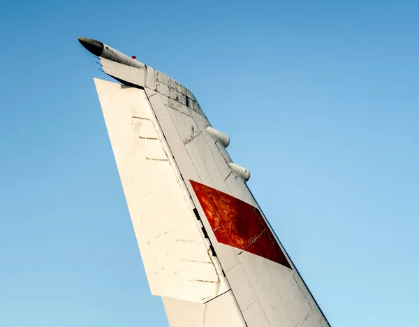 Asa de um grande avião soviético contra um céu azul — Fotografia de Stock