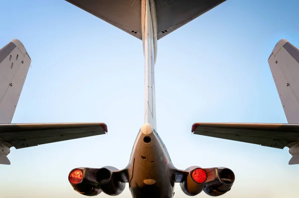 Asas e turbinas de um avião enorme contra um céu azul — Fotografia de Stock