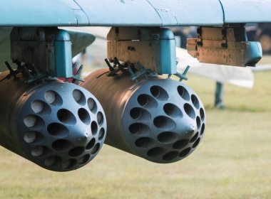 Askeri roketatar bir uçağın kanadında.