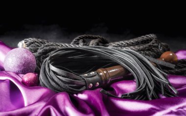 BDsm hala deriden siyah kirpik shibari ipi ve pembe kumaş üzerinde leylak noel topu