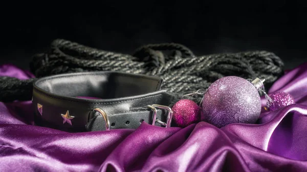 BDsm hala siyah deri yakalı Shibari ipi ve pembe kumaşlı leylak noel topu