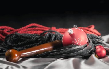 Hayat boyu deri kamçı ve gümüş kumaşta noel topları.