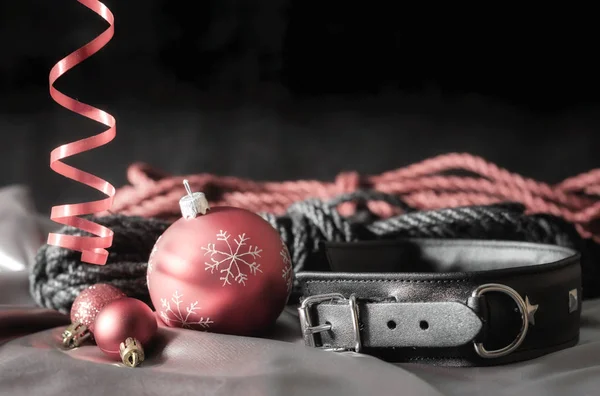 bdsm hala gümüş kumaş üzerinde yaşam deri yaka ve noel topları