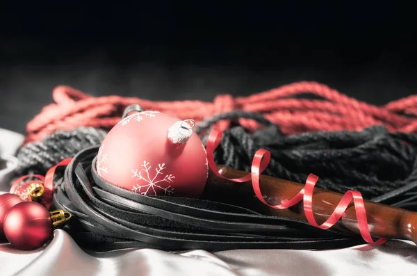 Hayat boyu deri kamçı ve gümüş kumaşta noel topları.