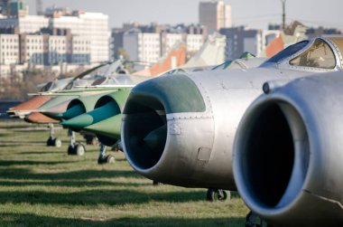 Eski savaş uçakları sergi müzesi