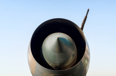 Türbin eski ordu savaş uçağı yaklaşıyor.