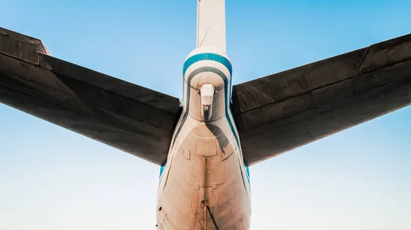 Cauda e asas de um grande avião velho — Fotografia de Stock