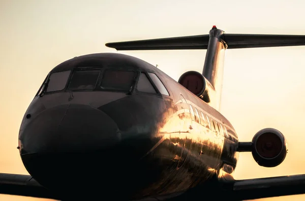 Grande avião contra o céu da noite por do sol — Fotografia de Stock