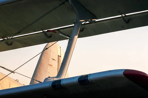 Ali di un vecchio aereo contro un cielo blu — Foto Stock