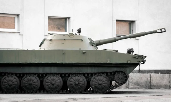 Equipo militar del ejército tanque blindado en una calle de la ciudad en Ucrania — Foto de Stock