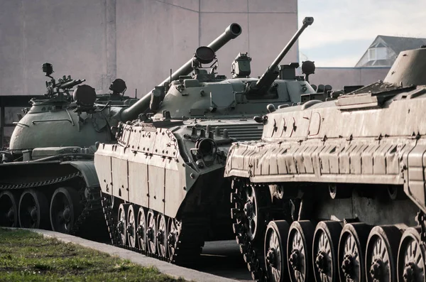 Equipo militar del ejército tanque blindado en una calle de la ciudad en Ucrania — Foto de Stock