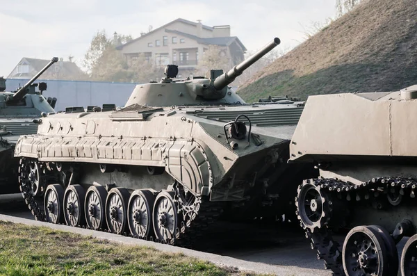 Equipo militar del ejército tanque blindado en una calle de la ciudad en Ucrania — Foto de Stock