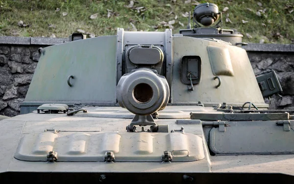 Militär armé utrustning pansarvagn på en stadsgata i Ukraina — Stockfoto