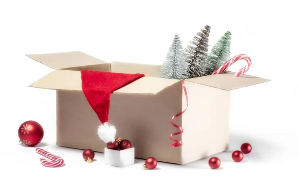 クリスマスの飾りと箱の中の小さな火 — ストック写真