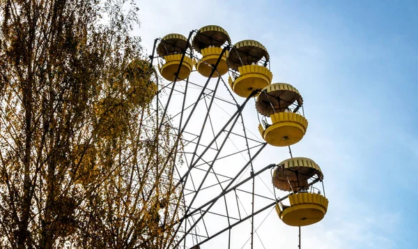 Fragmento velho carrossel roda em um parque de diversões abandonado em Chernobyl — Fotografia de Stock