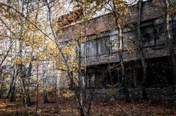 Ruines d'une maison en brique dans la ville de Tchernobyl Ukraine — Photo